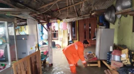 Banjir merendam permukiman warga di Desa Taman Sari, Kecamatan Rumpin, Kabupaten Bogor, Jawa Barat, akibat jebolnya turap Setu Lampiri. (Posnews/Ist)