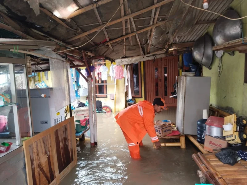 Banjir merendam permukiman warga di Desa Taman Sari, Kecamatan Rumpin, Kabupaten Bogor, Jawa Barat, akibat jebolnya turap Setu Lampiri. (Posnews/Ist)
