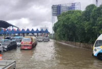 Banjir setinggi 20 sentimeter merendam Tol Sedyatmo arah Bandara Soekarno-Hatta akibat hujan deras di Jakarta. (Posnews/TMC Polda Metro Jaya)