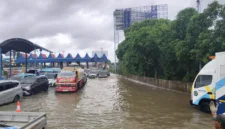 Ilustrasi, genangan air menutupi sebagian lajur Tol Jakarta–Tangerang akibat hujan deras. (Posnews/TMC Polda Metro)