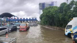 Ilustrasi, genangan air menutupi sebagian lajur Tol Jakarta–Tangerang akibat hujan deras. (Posnews/TMC Polda Metro)