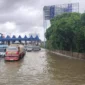 Ilustrasi, genangan air menutupi sebagian lajur Tol Jakarta–Tangerang akibat hujan deras. (Posnews/TMC Polda Metro)