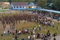 Bentrok TNI dan Brimob pecah usai pertandingan final sepak bola Piala Bupati di Lapangan Lakarada, Buton Selatan, Sulawesi Tenggara. (Posnews/Ist)