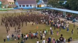 Bentrok TNI dan Brimob pecah usai pertandingan final sepak bola Piala Bupati di Lapangan Lakarada, Buton Selatan, Sulawesi Tenggara. (Posnews/Ist)