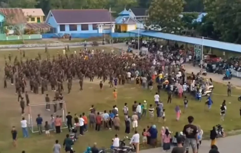 Bentrok TNI dan Brimob pecah usai pertandingan final sepak bola Piala Bupati di Lapangan Lakarada, Buton Selatan, Sulawesi Tenggara. (Posnews/Ist)