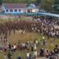 Bentrok TNI dan Brimob pecah usai pertandingan final sepak bola Piala Bupati di Lapangan Lakarada, Buton Selatan, Sulawesi Tenggara. (Posnews/Ist)