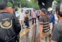 Besi rel kereta bekas yang ditinggalkan tujuh remaja di trotoar dekat Stasiun Jatinegara, Jakarta Timur. (Posnews/Ist)