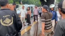 Besi rel kereta bekas yang ditinggalkan tujuh remaja di trotoar dekat Stasiun Jatinegara, Jakarta Timur. (Posnews/Ist)