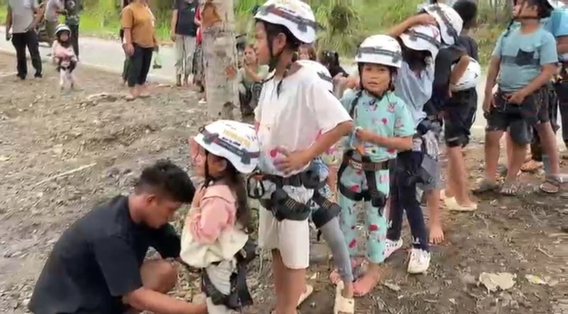 Personel Brimob Polri menghibur anak-anak korban bencana di Kabupaten Agam melalui kegiatan trauma healing dengan wahana flying fox mini. (Posnews/Ist)