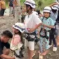 Personel Brimob Polri menghibur anak-anak korban bencana di Kabupaten Agam melalui kegiatan trauma healing dengan wahana flying fox mini. (Posnews/Ist)