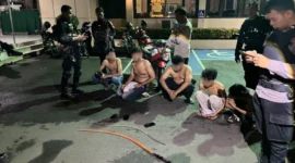 Petugas Brimob Polda Metro Jaya dan Polres Metro Jakarta Timur mengamankan sepeda motor serta barang bukti senjata tajam dan air keras hasil patroli pencegahan tawuran dan balap liar di Jakarta Timur