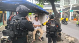 Personel Brimob Polda Metro Jaya patroli pasca tawuran di Terowongan Manggarai, Jakarta Selatan. (Posnews/Ist)