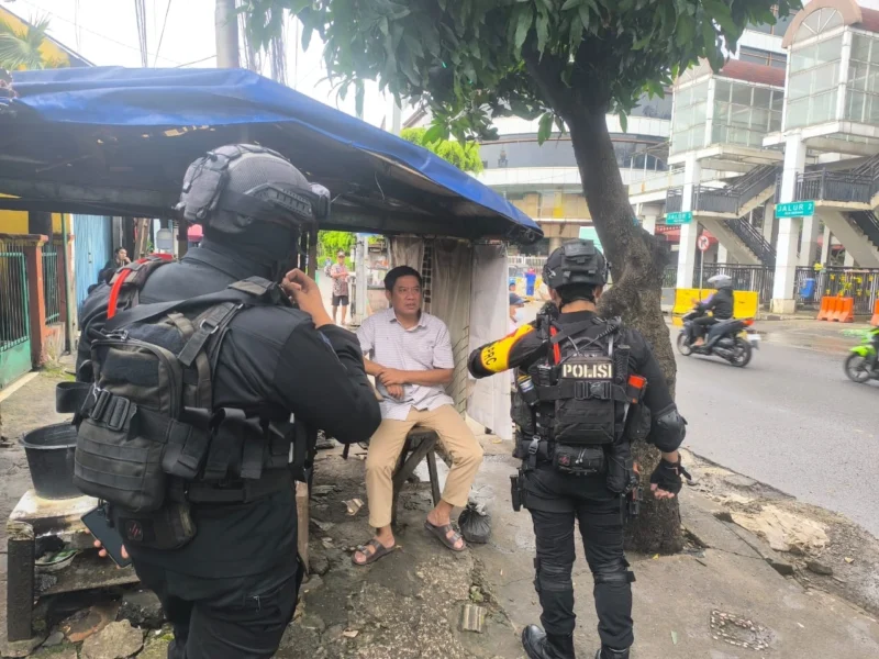 Personel Brimob Polda Metro Jaya patroli pasca tawuran di Terowongan Manggarai, Jakarta Selatan. (Posnews/Ist)