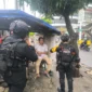 Personel Brimob Polda Metro Jaya patroli pasca tawuran di Terowongan Manggarai, Jakarta Selatan. (Posnews/Ist)