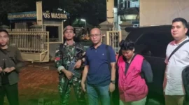 Terpidana kasus korupsi kredit fiktif Ate Apriyanti digiring jaksa Kejari Jakarta Utara menuju Lapas Pondok Bambu usai penangkapan di Bogor. (Posnews/MR)