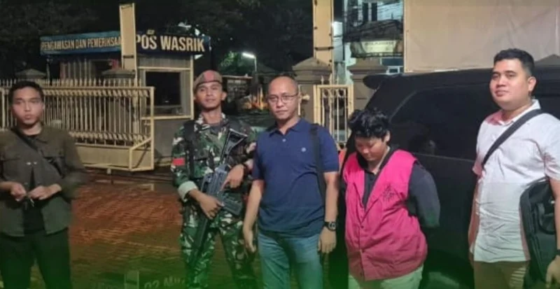 Terpidana kasus korupsi kredit fiktif Ate Apriyanti digiring jaksa Kejari Jakarta Utara menuju Lapas Pondok Bambu usai penangkapan di Bogor. (Posnews/MR)