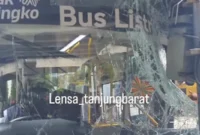 Bus listrik Transjakarta menabrak tiang beton di kolong Tol JORR, Tanjung Barat. (Posnews/Instagram)