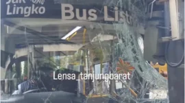 Bus listrik Transjakarta menabrak tiang beton di kolong Tol JORR, Tanjung Barat. (Posnews/Instagram)