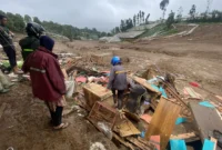 Petugas SAR mengevakuasi kantong jenazah korban longsor Cisarua, Kabupaten Bandung Barat, untuk proses identifikasi DVI. (Posnews/Ist)