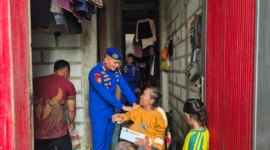 Direktur Ditpolairud Polda Metro Jaya Kombes Pol Mustofa menyerahkan kursi roda kepada warga pesisir Kali Adem, Jakarta Utara dalam kegiatan bakti kesehatan. (Posnews/Ist)