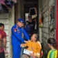 Direktur Ditpolairud Polda Metro Jaya Kombes Pol Mustofa menyerahkan kursi roda kepada warga pesisir Kali Adem, Jakarta Utara dalam kegiatan bakti kesehatan. (Posnews/Ist)