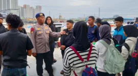 Petugas Ditpolairud Polda Metro Jaya mengevakuasi penumpang KM BIMA di perairan Pulau Onrust, Senin 12 Januari 2026. (Posnews/Ist)
