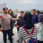 Petugas Ditpolairud Polda Metro Jaya mengevakuasi penumpang KM BIMA di perairan Pulau Onrust, Senin 12 Januari 2026. (Posnews/Ist)
