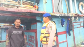 Petugas Ditpolairud Polda Metro Jaya melakukan patroli dan penertiban kapal di alur pelayaran Pelabuhan Muara Angke, Jakarta Utara, Sabtu (31/1/2026). (Posnews/Ist)