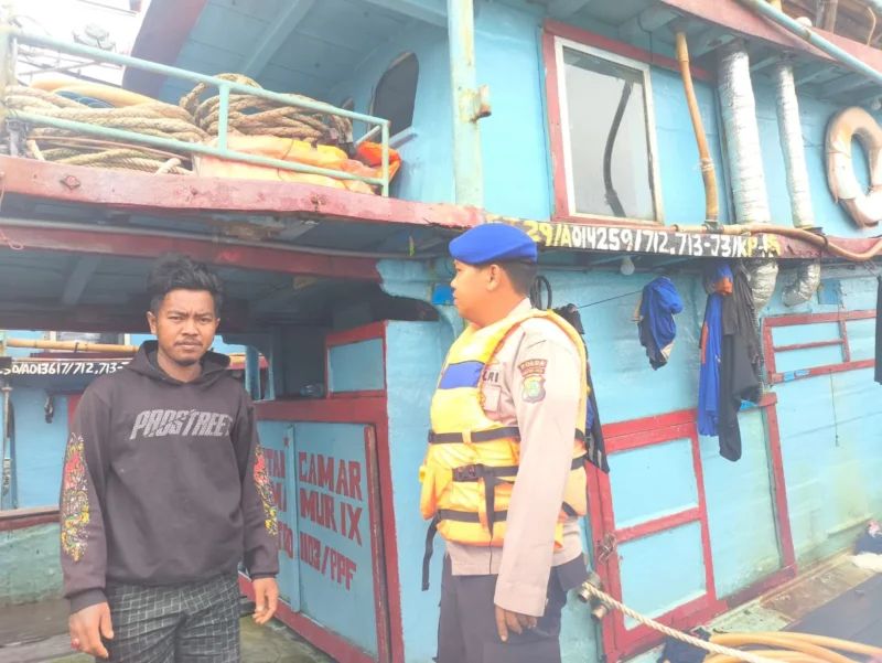 Petugas Ditpolairud Polda Metro Jaya melakukan patroli dan penertiban kapal di alur pelayaran Pelabuhan Muara Angke, Jakarta Utara, Sabtu (31/1/2026). (Posnews/Ist)