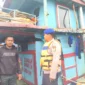 Petugas Ditpolairud Polda Metro Jaya melakukan patroli dan penertiban kapal di alur pelayaran Pelabuhan Muara Angke, Jakarta Utara, Sabtu (31/1/2026). (Posnews/Ist)
