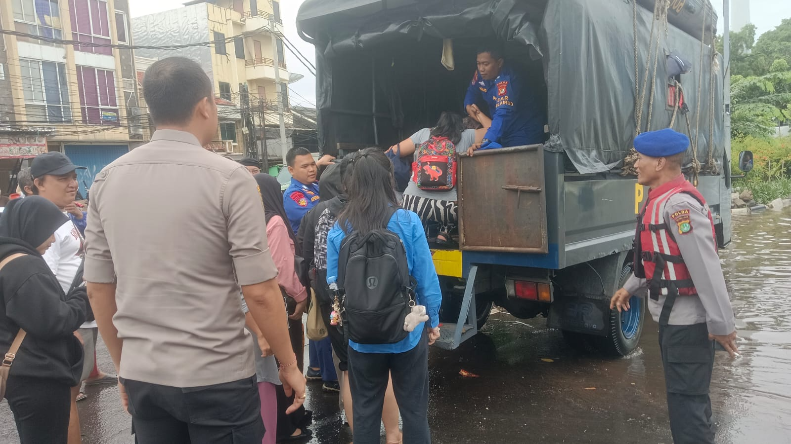 Evakuasi genangan air di Jakarta oleh Tim SAR Ditpolairud, Senin 12 Januari 2026.