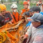 Petugas Basarnas mengevakuasi kantong body part korban longsor di Kampung Pasir Kuning, Cisarua, Bandung Barat, Jawa Barat. (Posnews/Ist)