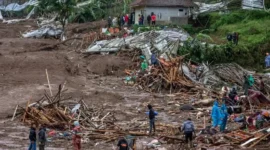 Kondisi rumah warga rusak akibat longsor di Cisarua Kabupaten Bandung Barat.(Posnews/Ist)