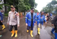 Forkopimko Jakarta Utara bersama Wali Kota Hendra Hidayat memantau genangan banjir di Jalan Gunung Sahari Raya akibat hujan deras. (Posnews/MR)