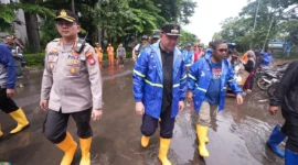 Forkopimko Jakarta Utara bersama Wali Kota Hendra Hidayat memantau genangan banjir di Jalan Gunung Sahari Raya akibat hujan deras. (Posnews/MR)