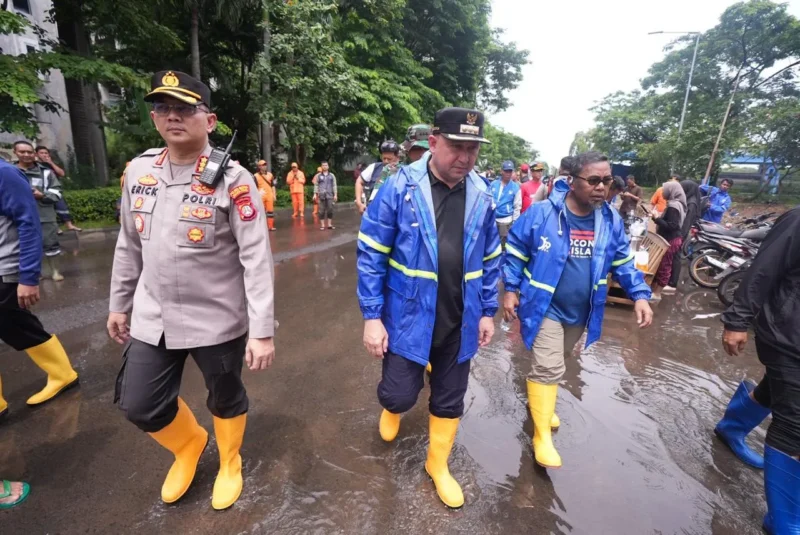 Forkopimko Jakarta Utara bersama Wali Kota Hendra Hidayat memantau genangan banjir di Jalan Gunung Sahari Raya akibat hujan deras. (Posnews/MR)