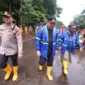 Forkopimko Jakarta Utara bersama Wali Kota Hendra Hidayat memantau genangan banjir di Jalan Gunung Sahari Raya akibat hujan deras. (Posnews/MR)