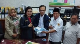 Penyerahan bantuan seragam sekolah secara simbolik oleh Kepada SMAN 53 Jakarta kepada GPIB.