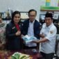 Penyerahan bantuan seragam sekolah secara simbolik oleh Kepada SMAN 53 Jakarta kepada GPIB.