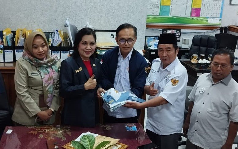 Penyerahan bantuan seragam sekolah secara simbolik oleh Kepada SMAN 53 Jakarta kepada GPIB.