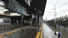 Ilustrasi, Genangan banjir menghambat jalur KRL Commuter Line di kawasan Stasiun Jakarta Kota, Minggu pagi. (Posnews/Net)
