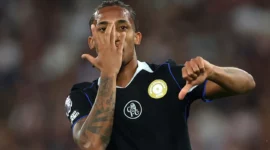 Rosenior sempat blunder taktik, namun magis Cole Palmer dan ketajaman João Pedro selamatkan wajah Chelsea. Napoli asuhan Conte tersingkir tragis di kandang sendiri. Dok: GettyImages.
