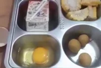 Guru SMAN 1 Cigemblong menunjukkan telur dan jagung mentah dalam menu Program Makan Bergizi Gratis (MBG) di Kabupaten Lebak, Banten. (Posnews/Ist)