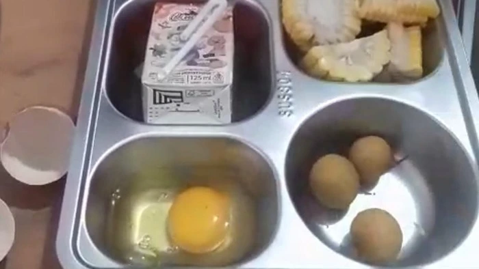 Guru SMAN 1 Cigemblong menunjukkan telur dan jagung mentah dalam menu Program Makan Bergizi Gratis (MBG) di Kabupaten Lebak, Banten. (Posnews/Ist)