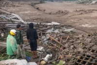 Petugas gabungan melakukan pencarian korban bencana tanah longsor di Desa Pasir Langu, Kecamatan Cisarua, Kabupaten Bandung Barat, Minggu (25/1/2026), meski kondisi tanah masih labil dan berpotensi longsor susulan. (Posnews/BPBD)