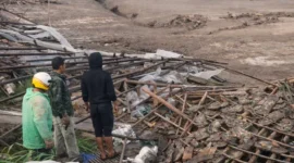 Petugas gabungan melakukan pencarian korban bencana tanah longsor di Desa Pasir Langu, Kecamatan Cisarua, Kabupaten Bandung Barat, Minggu (25/1/2026), meski kondisi tanah masih labil dan berpotensi longsor susulan. (Posnews/BPBD)