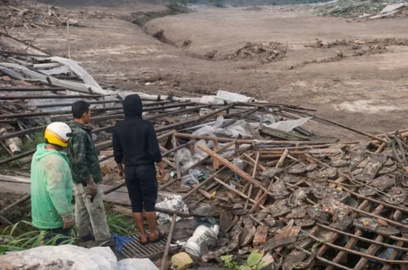 Petugas gabungan melakukan pencarian korban bencana tanah longsor di Desa Pasir Langu, Kecamatan Cisarua, Kabupaten Bandung Barat, Minggu (25/1/2026), meski kondisi tanah masih labil dan berpotensi longsor susulan. (Posnews/BPBD)