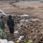 Petugas gabungan melakukan pencarian korban bencana tanah longsor di Desa Pasir Langu, Kecamatan Cisarua, Kabupaten Bandung Barat, Minggu (25/1/2026), meski kondisi tanah masih labil dan berpotensi longsor susulan. (Posnews/BPBD)