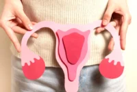 Dokter onkologi radiasi menjelaskan teknologi radioterapi modern untuk penanganan kanker serviks di rumah sakit. (Posnews/Ist)