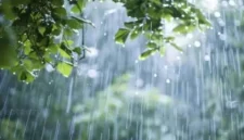 Ilustrasi langit mendung disertai hujan dan petir di kawasan perkotaan pada prakiraan cuaca Minggu 1 Maret 2026. (Posnews/Ist)